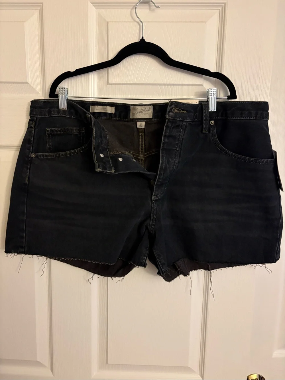 Universal Thread Women’s Black Raw-Edge Denim Shorts New (size22) - Picture 3 of 7